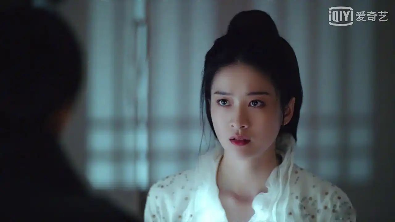 一个是沉稳谨慎的容乐公主,一个是笑起来就一脸呆萌劲儿,露出小虎牙的