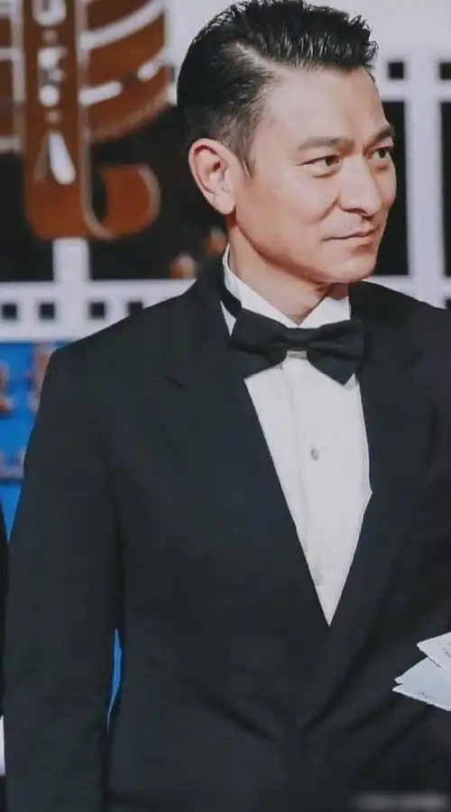 60岁刘德华腹肌惊人!三餐谷类乳酪煮鸡肉,老艺人身材管理太自律