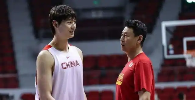 易建联一哥位置受挑战!三名内线势如破竹,男篮格局已经改写