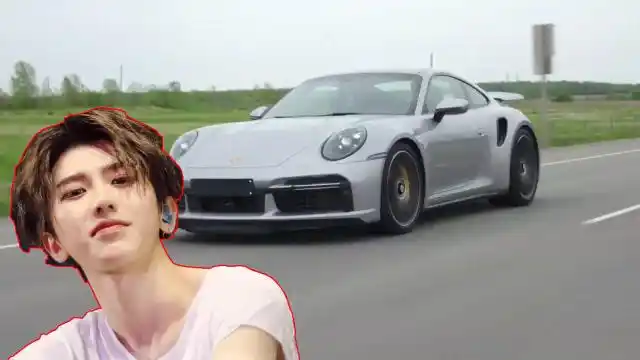 蔡徐坤出道后第一辆车多少男孩子梦想的座驾18岁的他就拥有了