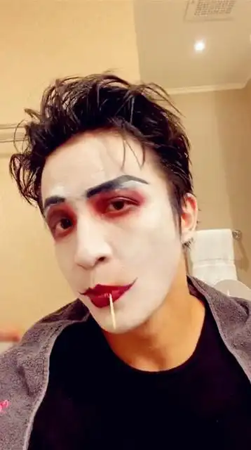 薛之谦化小丑妆含牙签扮酷,吐牙签扎进发型师手臂看着都疼