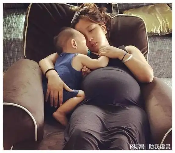 结婚后的何洁很快就怀孕了,而且她还成功实现了三年抱两.