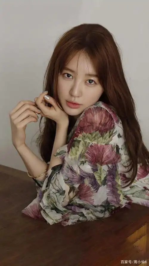 明星尹恩惠,韩国演员和歌手,清新靓丽,被誉为时尚界"女神"