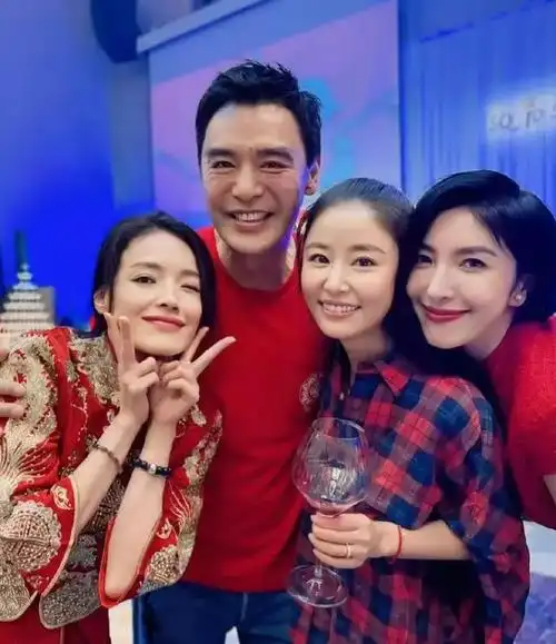 48岁林心如近照曝光,皮肤细腻,五官优越,比老公霍建华年轻多了