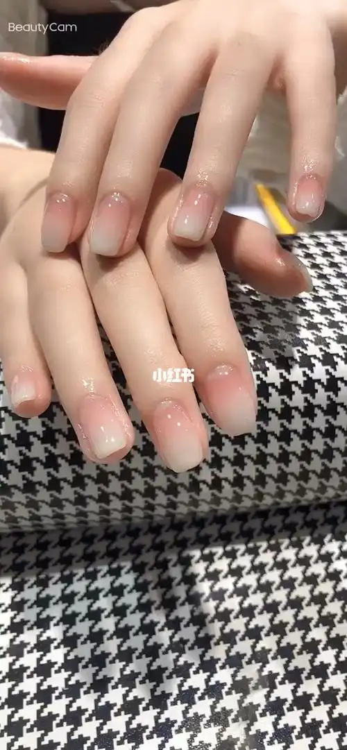 显手白的渐变色美甲