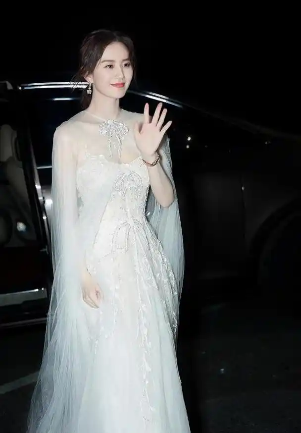 刘诗诗一袭白色纱裙仙气十足