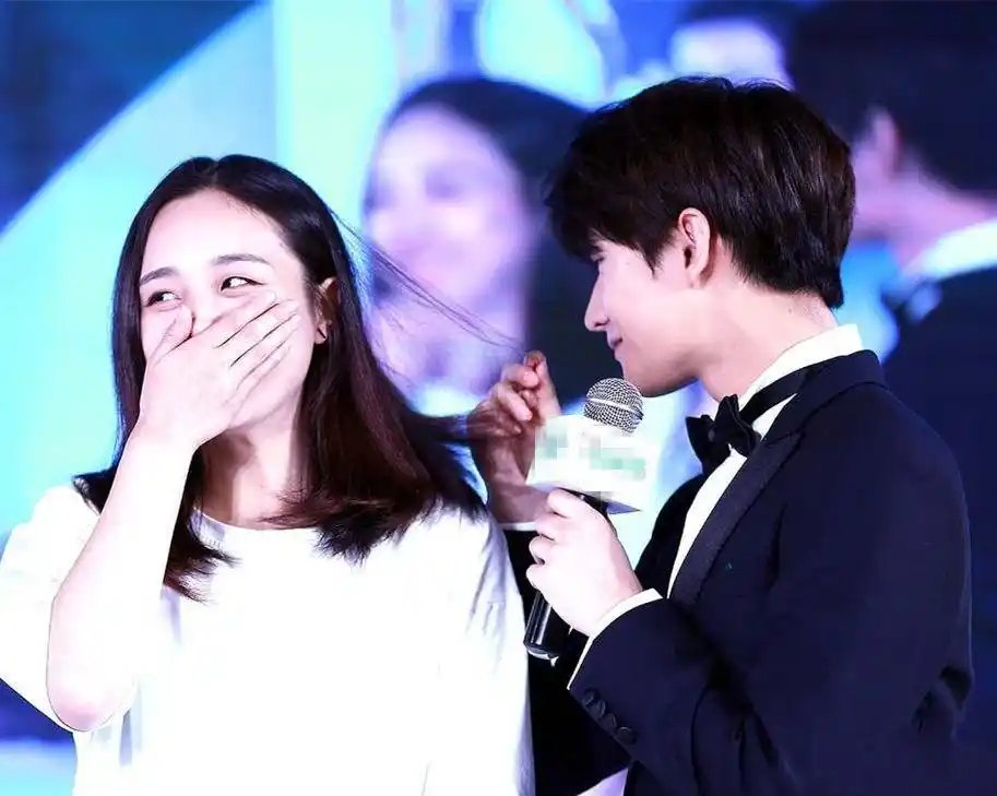 杨洋和宋茜5张亲密的合照,图1贴耳密聊,图2杨洋"地咚"宋茜