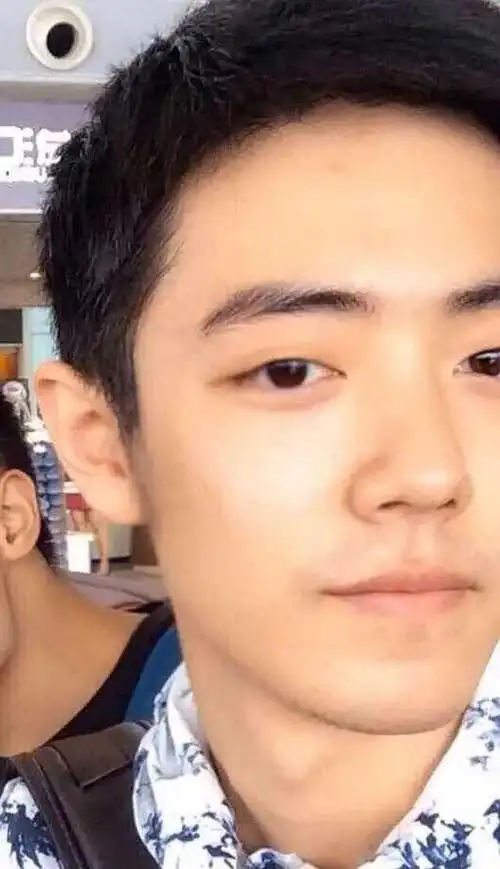 肖战早年的5张照片也被人翻了出来.