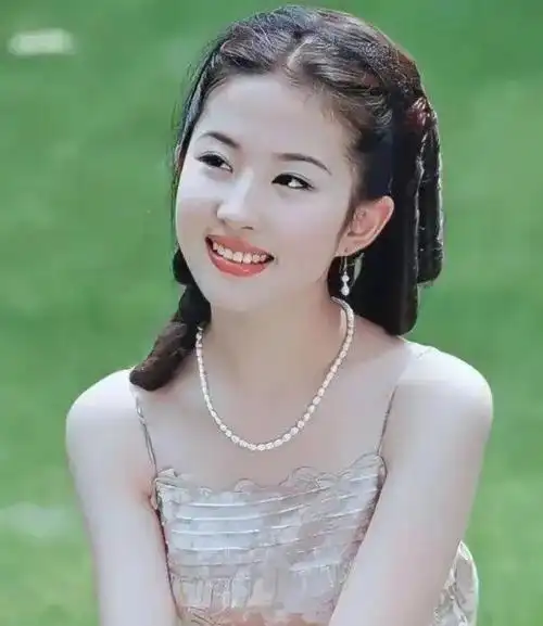 刘亦菲15岁快本旧照曝光,网友惊呼:这才是真正的"颜值巅峰"吧