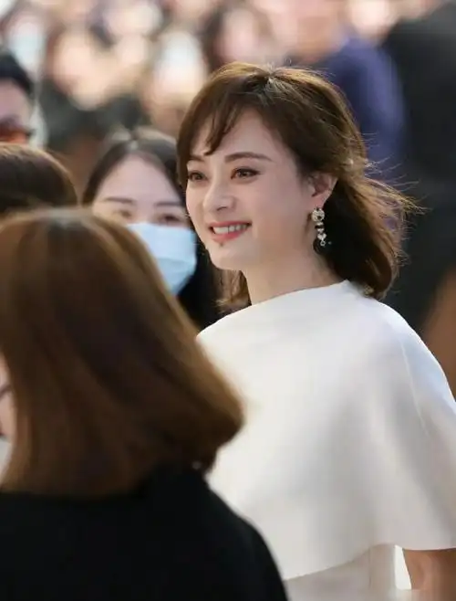 孙俪留长发重回颜值巅峰!