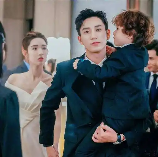 会弹钢琴,书法写的还可以,毕业于北京电影学院,和王俊凯是同班同学