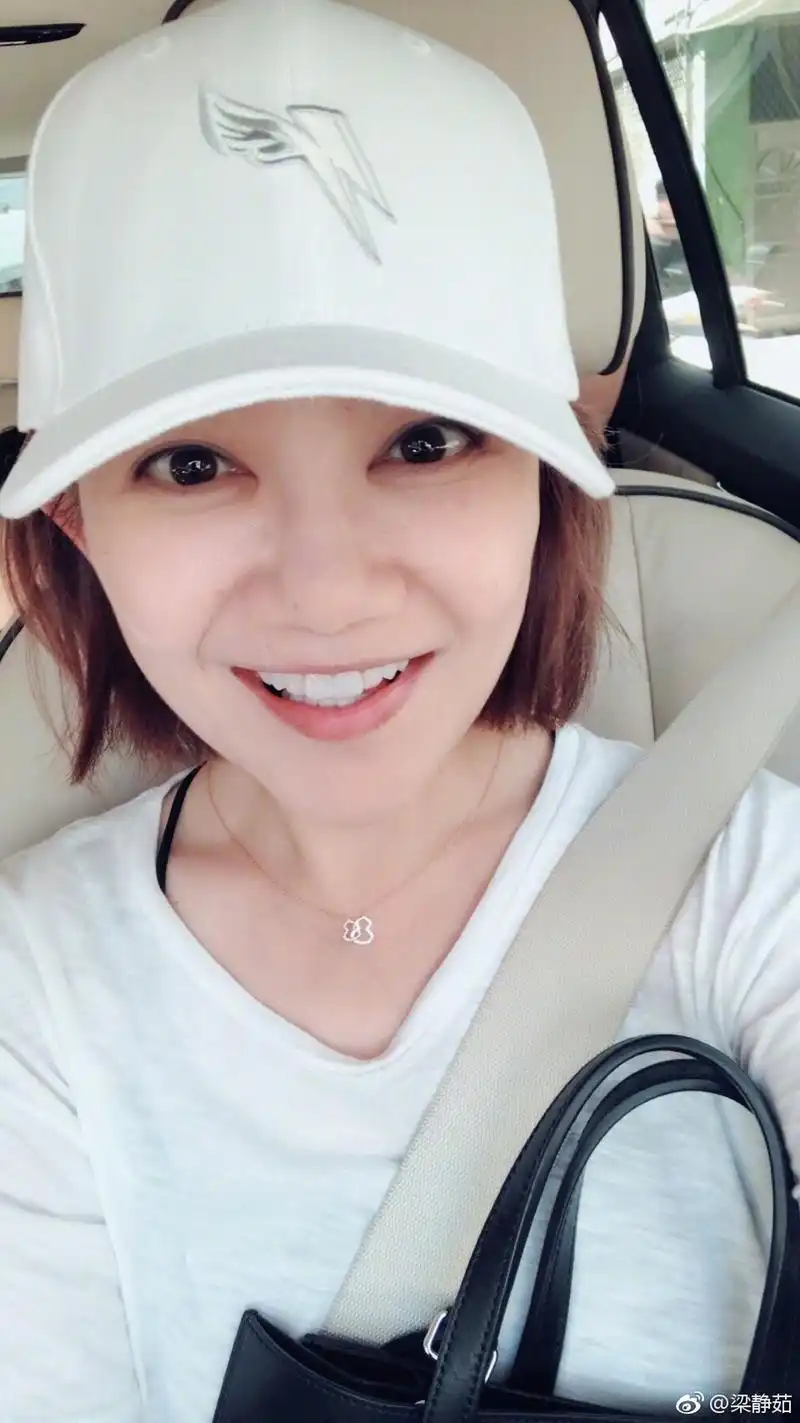 组图:梁静茹戴棒球帽露齿甜笑 活力满满少女感十足