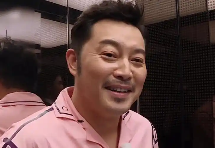 原创《奔跑吧》撕名牌大战,为了保护大林子不受伤,沙溢手部细节真实了