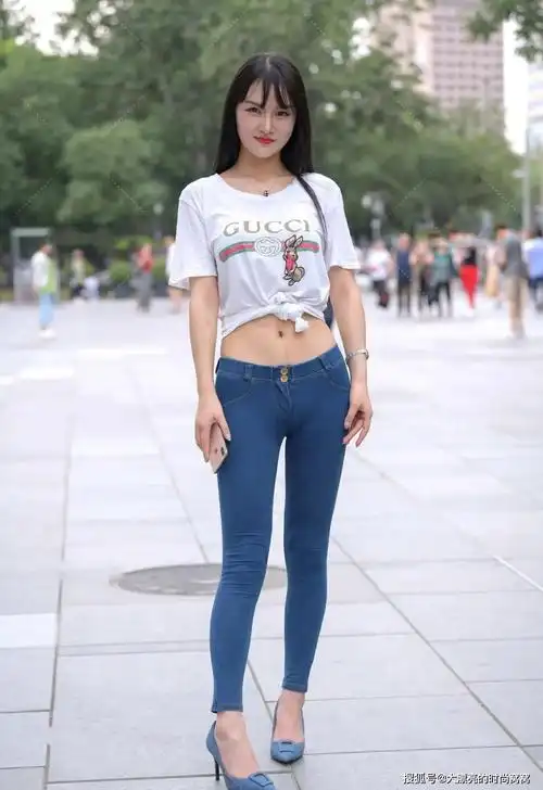 白色t恤搭配牛仔裤简单又舒适穿出少女感