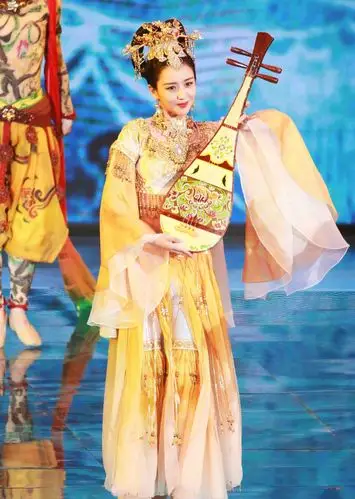 佟丽娅歌舞表演造型太美了,网友:丫丫是仙女吧!