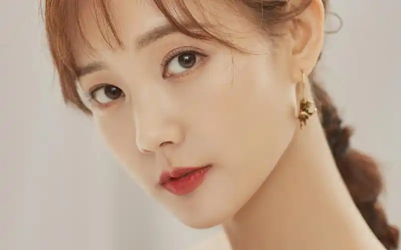 李一桐性感优雅写真桌面壁纸