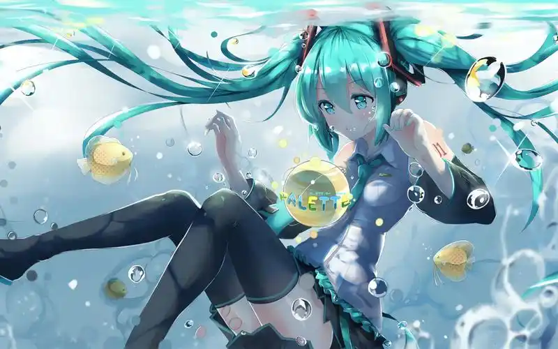 水中和鱼嬉戏的动漫人物初音未来