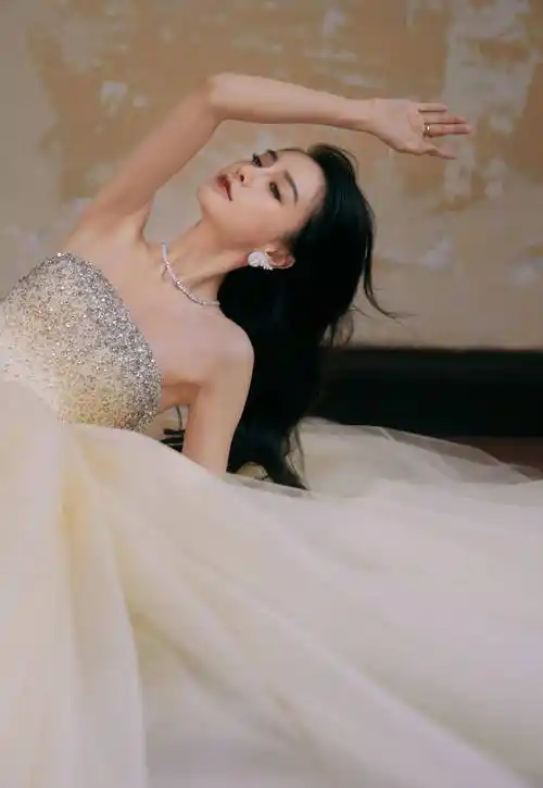 angelababy杨颖微博夜双现身,梦幻公主和夜天使一起出镜