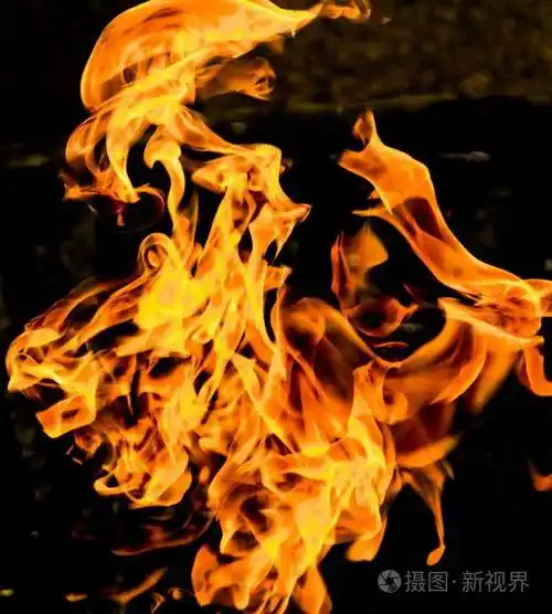 熊熊燃烧的烈火在黑色背景上的火焰