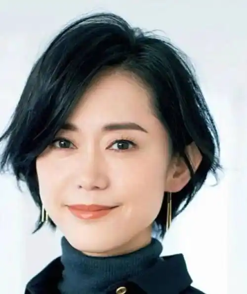 中年女性推荐这5款减龄发型,西式风格,气质温柔,最重要的是脸小