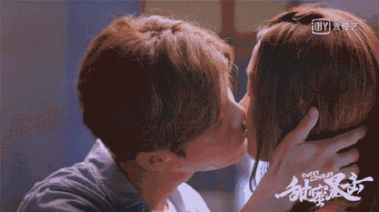 100万暴击!鹿晗关晓彤吻了34秒,网友:关晓彤是僵尸吗