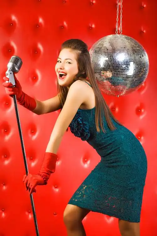 唱歌的性感美女