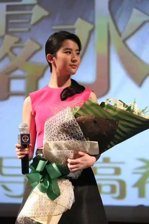 刘亦菲纯黑短裙清纯亮相 四川话示爱粉丝