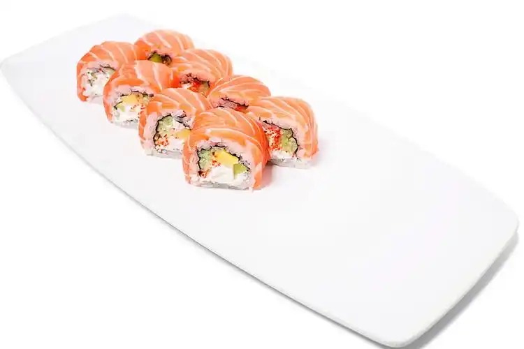 反卷寿司,三文鱼卷,鳄梨,盘子,隔绝,白色背景_高清图片_全景视觉