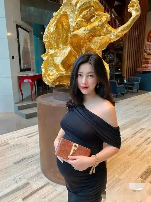 怀二胎了中国第一美女朱珠晒内衣秀身材上围傲人腰部赘肉抢镜