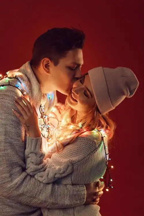 办公室爱情图片素材_甜蜜亲吻的浪漫情侣创意图片素材_jpg图片格式