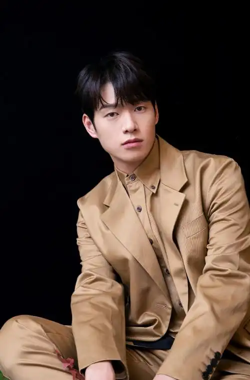 简介:魏大勋帅气养眼时尚写真图片,分享一组魏大勋图片给大家,图中的