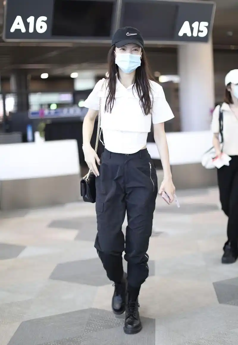 金晨街拍:假两件露脐衬衫工装裤 bvlgari手袋马丁靴酷帅时髦