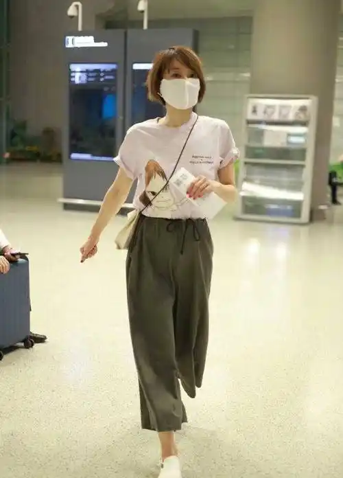马伊琍穿搭真的很随意穿卡通t恤配阔腿裤不说以为是路人