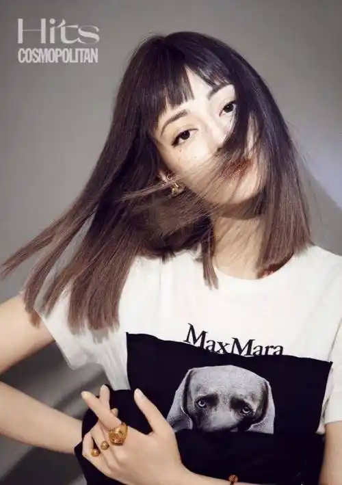 有种整容叫迪丽热巴换发型齐刘海齐肩发穿白t显年轻