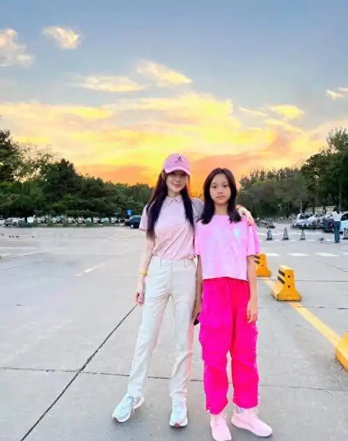 众星国庆节出游,孙坚吐槽韩国服务差,陈勋奇打卡重庆狂竖大拇指