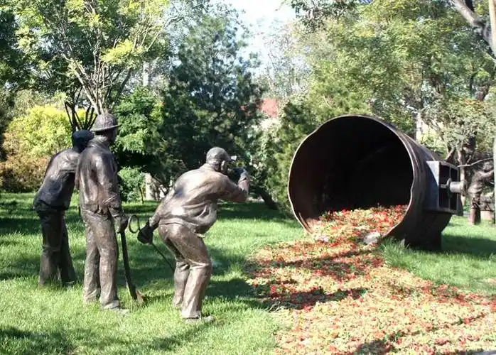 炼钢工人在观看流出的"钢水"这组雕塑很有创意