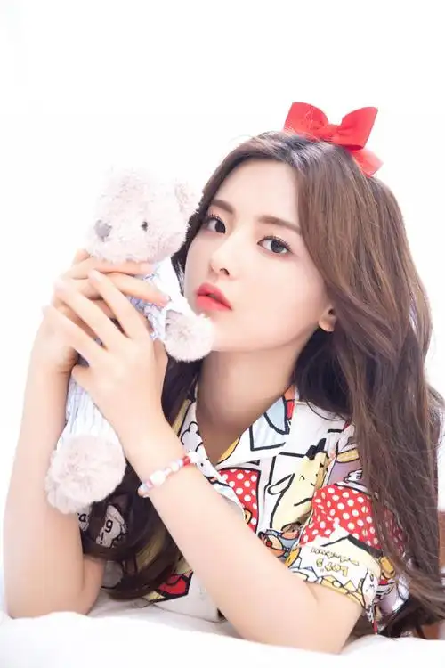 杨超越漫画风睡衣可爱写真