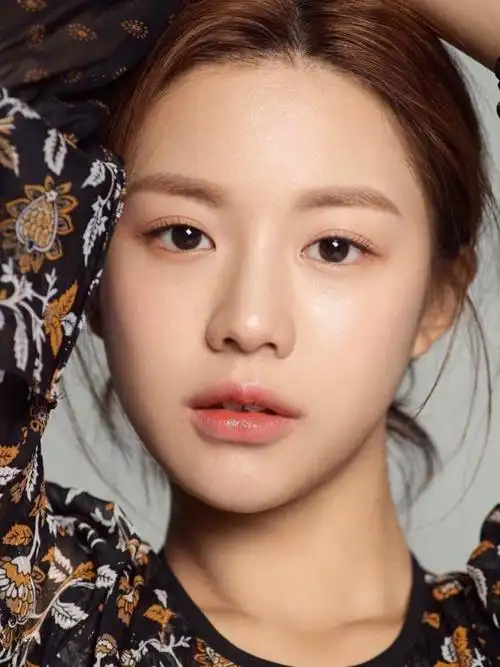 韩国高允真脸型图片最标准的瓜子脸高允真双眼皮韩国高允真的双眼皮是