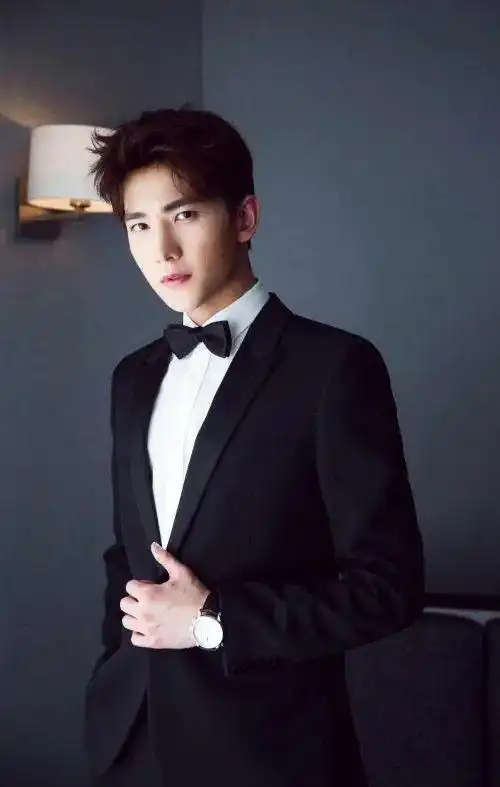 穿西装好看的男明星站在那就贵气逼人妥妥的人间富贵竹