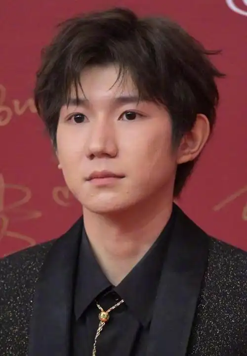 哪家媒体这么实在?王源的图不p就放出来,这状态太真实了