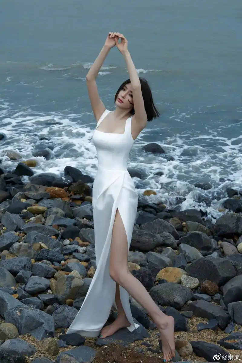 秦岚的腿秒了##秦岚腿精# 看《闪耀的她》发现秦岚的身材比例好棒