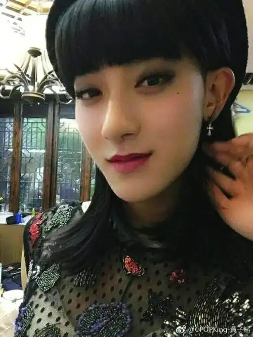 黄子韬扮女装惊艳,为挑战朱碧石还秀出了大白腿!