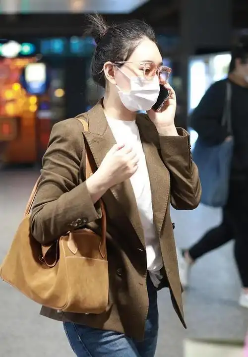 李小冉罕见炫富走机场秀鸽子蛋大钻戒太亮眼衣品演技双top