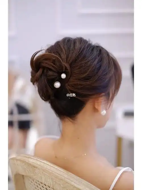 齐耳短发女孩可以试试看的盘发造型