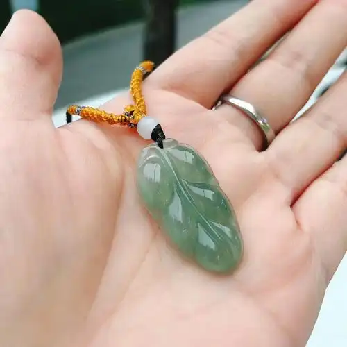 女生带什么图案样式的玉佩玉吊坠好呢