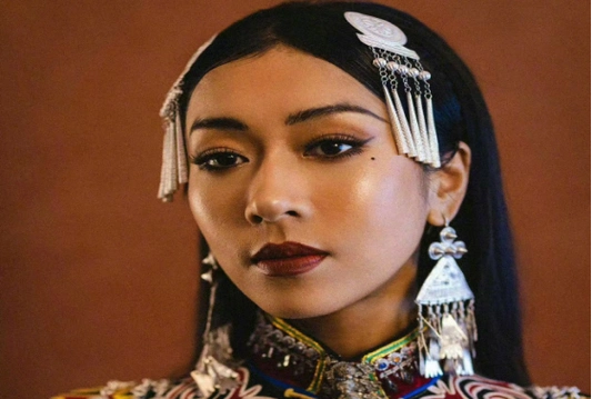 吉克隽逸彝族证件照,展现出多元魅力和民族特色