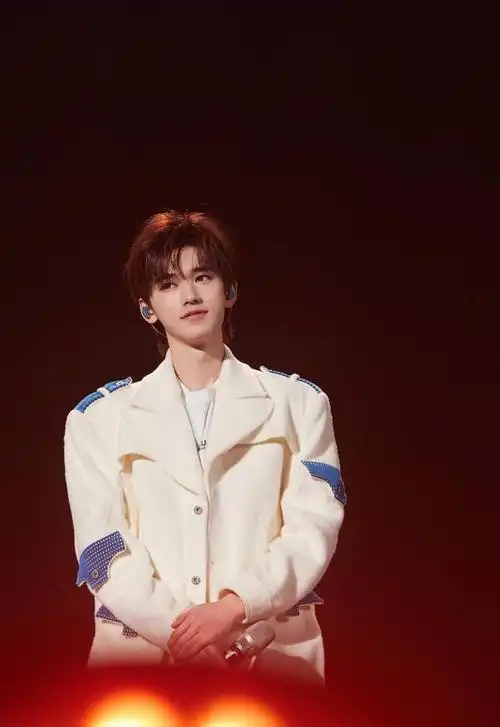 宋亚轩帅气新照引爆互联网,流量小生魅力无限