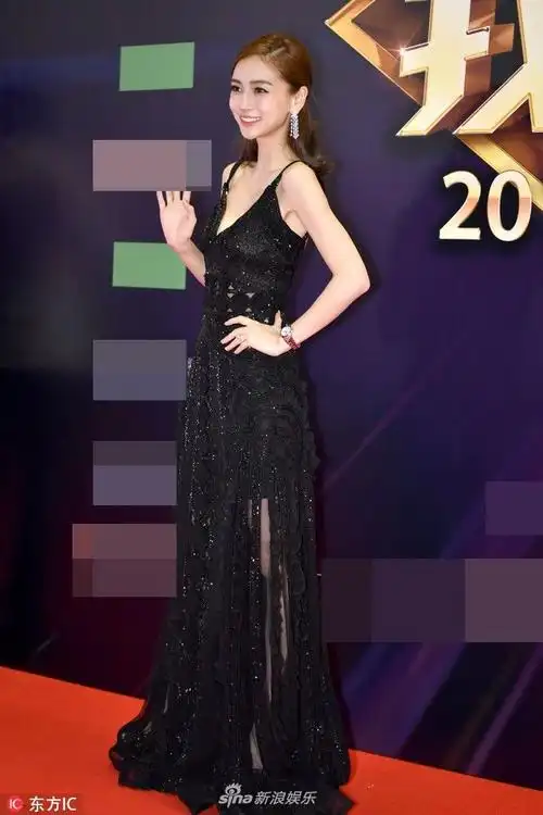 angelababy深v镂空礼服亮相红毯 瘦出排骨胸
