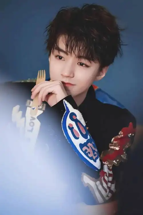 王俊凯的桃花眼帅图合集,只看一眼便沉溺