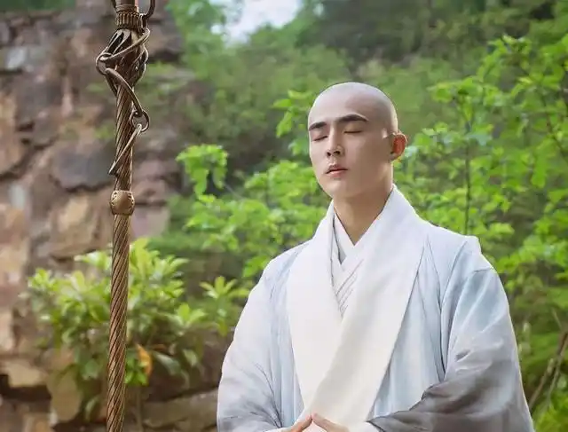 红尘中修行的和尚就是很独特的一群人,他们身着素衣,不食荤腥,以普渡